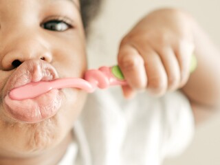 Cuidados de dentes – criança a lavar os dentes