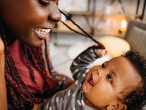 bebé a olhar para a mãe bebé a olhar para a mãe