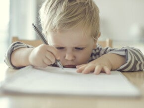 bebé a desenhar bebé a desenhar