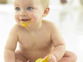 pronta para que o seu bebé comece a comer com as mãos? pronta para que o seu bebé comece a comer com as mãos?