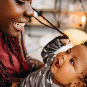 bebé a olhar para a mãe bebé a olhar para a mãe