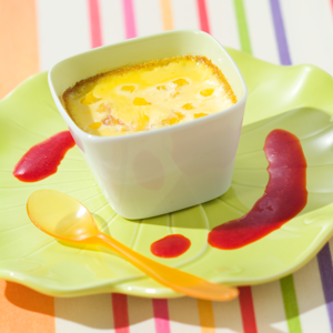 Flan de Alperce com Calda de Framboesa