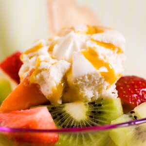 Salada de Fruta em Infusão de Alecrim com Gelado de Caramelo