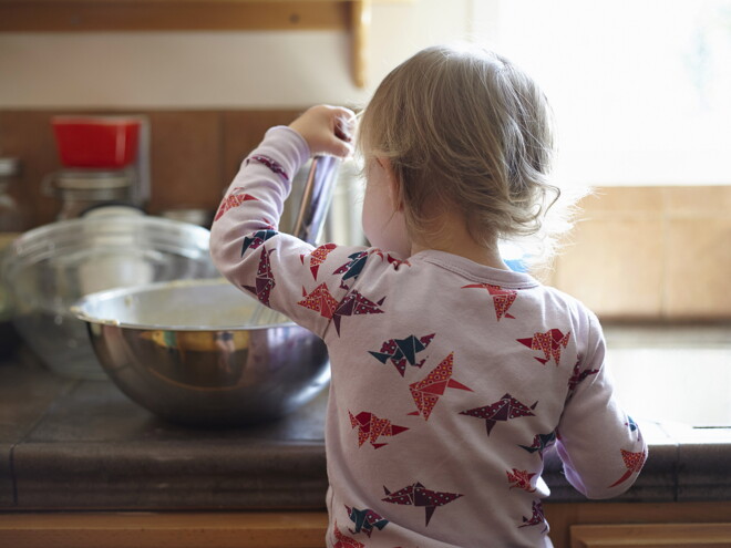 Bebé a brincar na cozinha