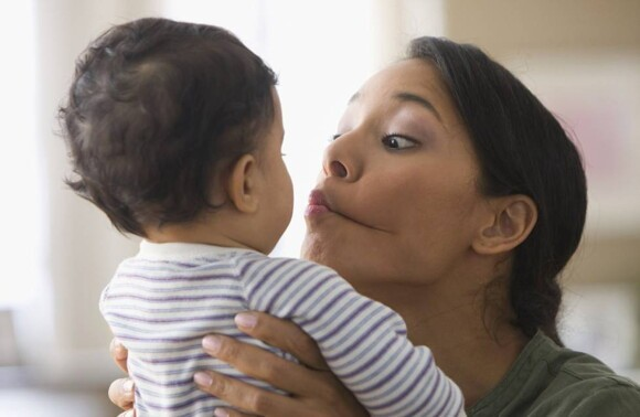 Mãe a fazer caretas para o seu bebé